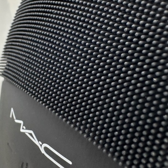 NIB ✶FREE✶ [MAC] Rechargeable Silicone Cleansing Brush | Free w/ $44 purchase! - Picture 10 of 13